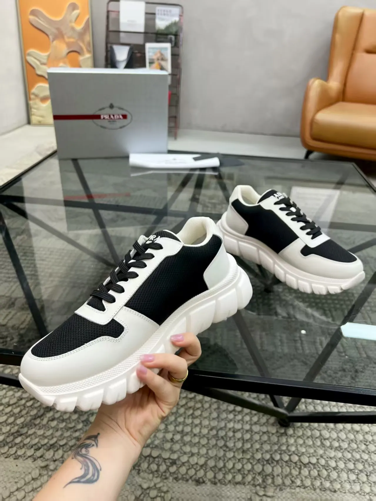 P420 Yuan 38-45 Prada Prada’s new men’s genuine leather sneakers, the highest version on the market, any comparison is welcome🆚! The original leather has excellent texture and is super high-end! Fetal sheep net lining imported from Italy, removable pad! Luxurious materials and fine workmanship, highly recommended!